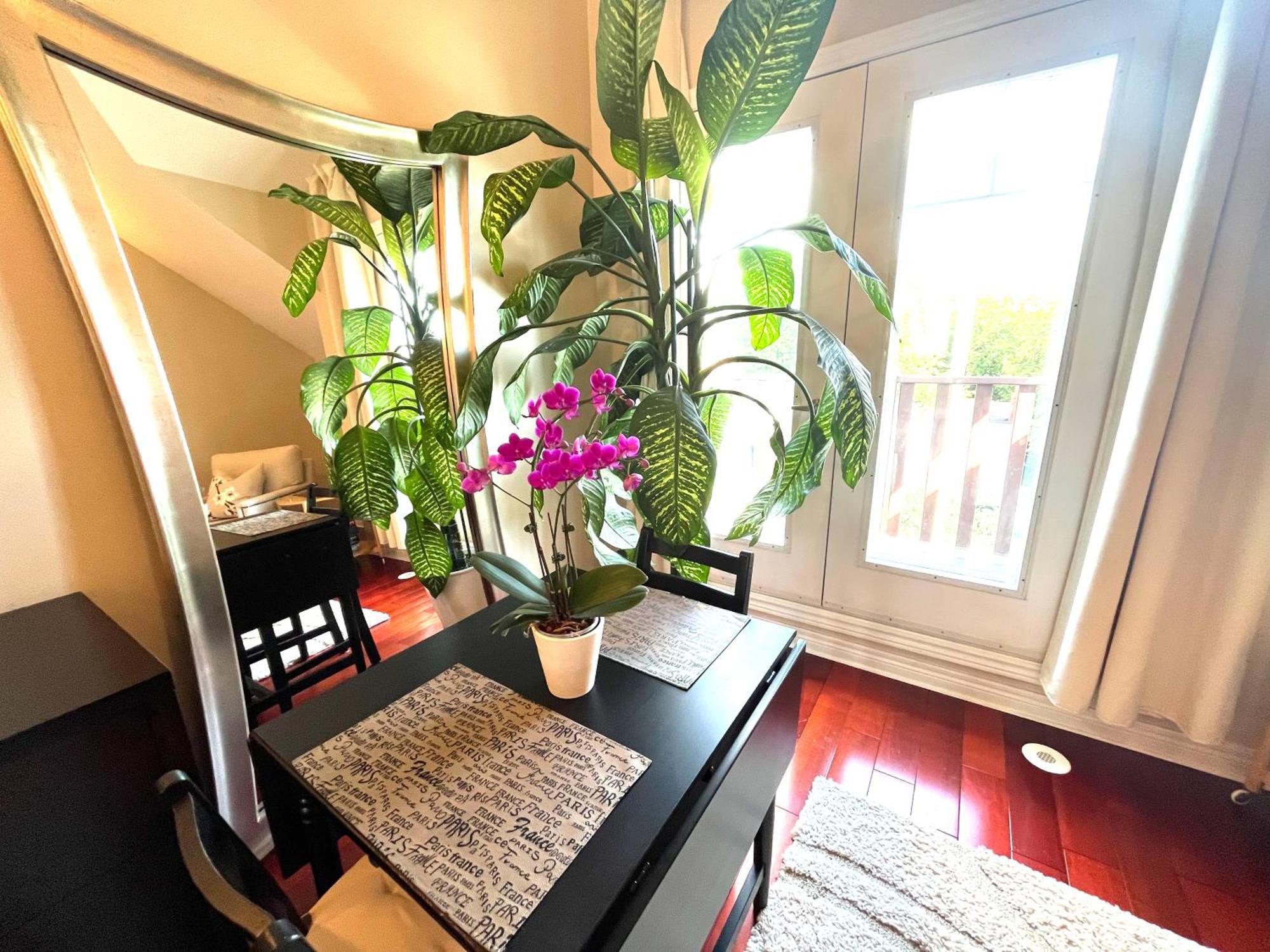 Stunning Rooms In Townhouse Across The Beach Toronto Extérieur photo
