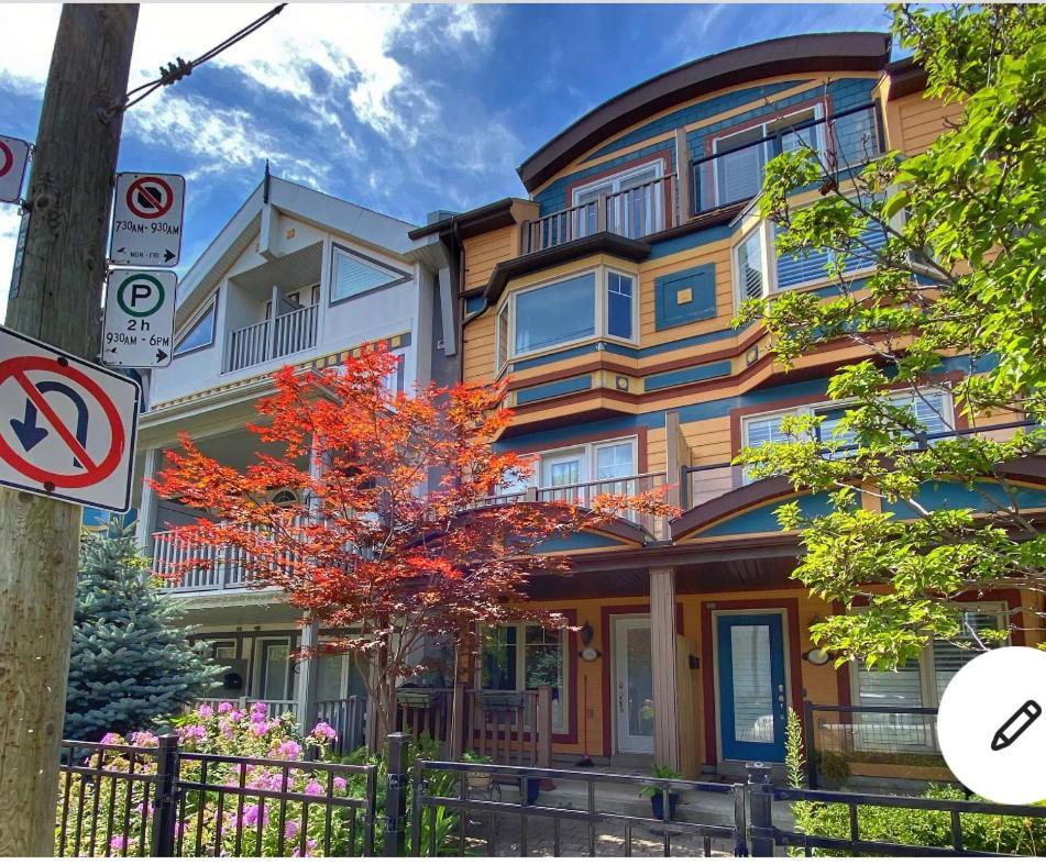 Stunning Rooms In Townhouse Across The Beach Toronto Extérieur photo